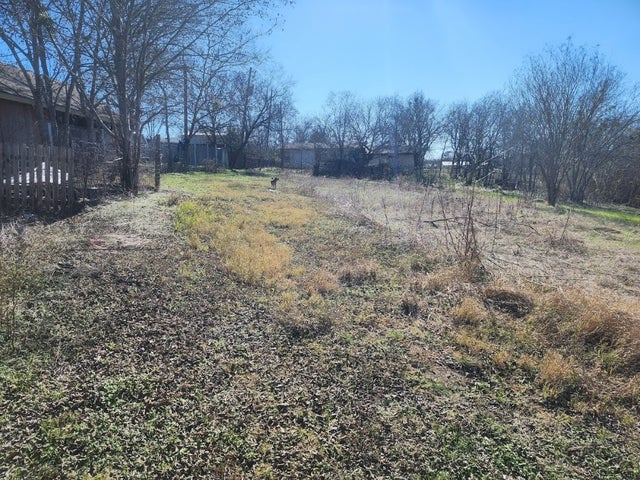 E Townes Street, Manor