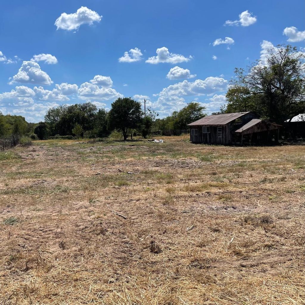 000 Young Road, Smithville