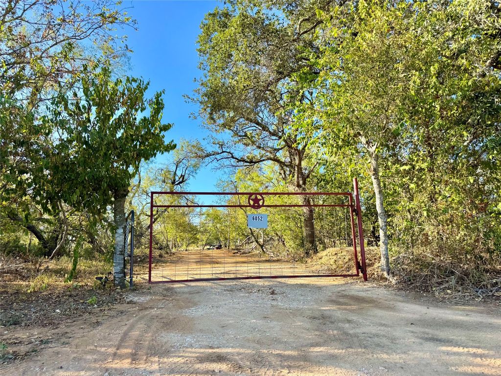 6052 Tenney Creek Road, Luling