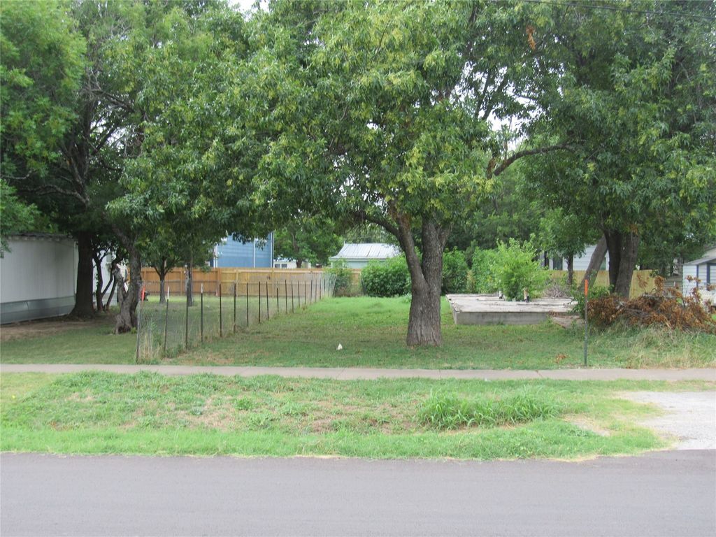 210 E E Carrie Manor Road, Manor
