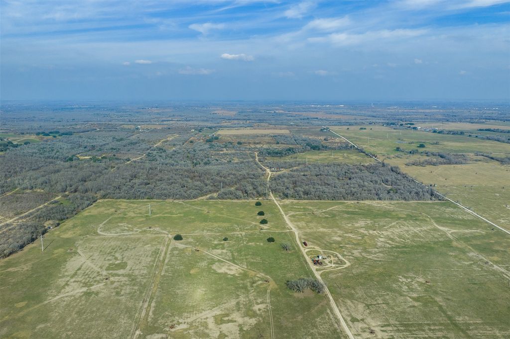 1144 Treetop Lane, Luling