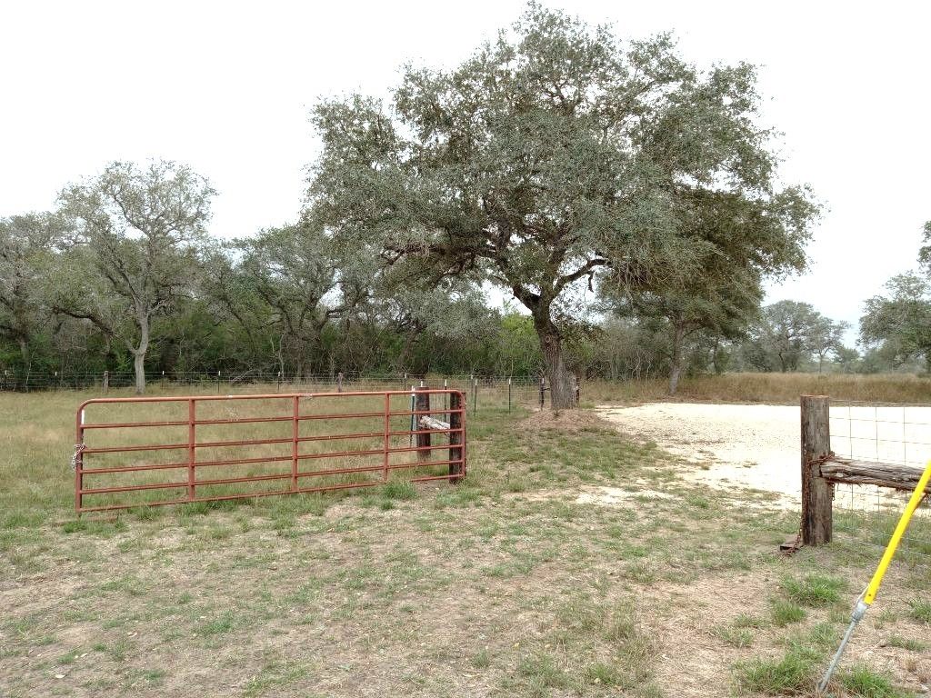 251 Lefty Lane Lane, Goliad