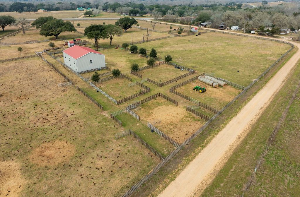 66 County Road 77d, Schulenburg
