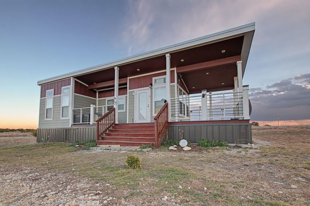 2826 County Road 2800, Lometa