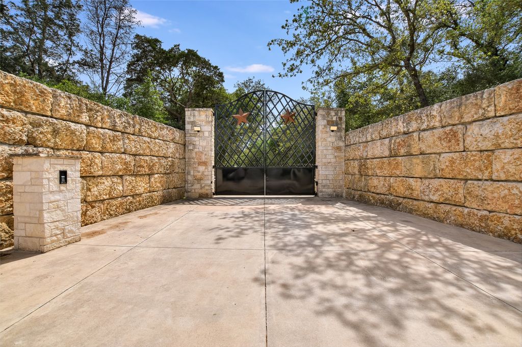 2187 Highway 290 E, McDade