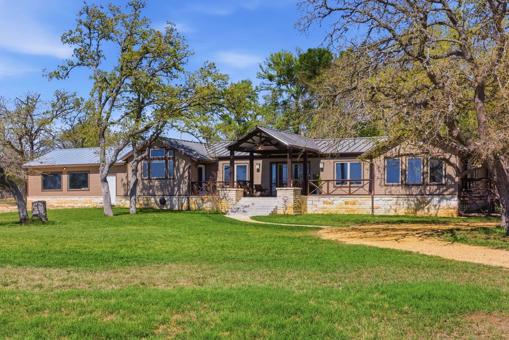 18335 Fm 86, Red Rock