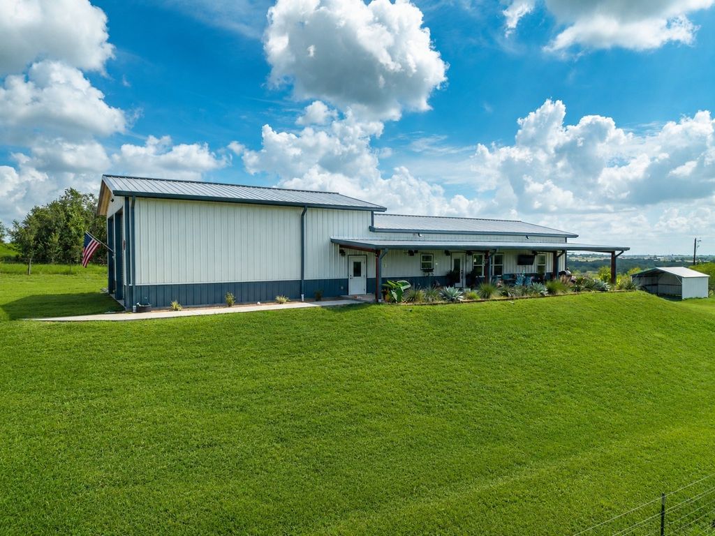 7047 Falke Heinrich Road, Schulenburg