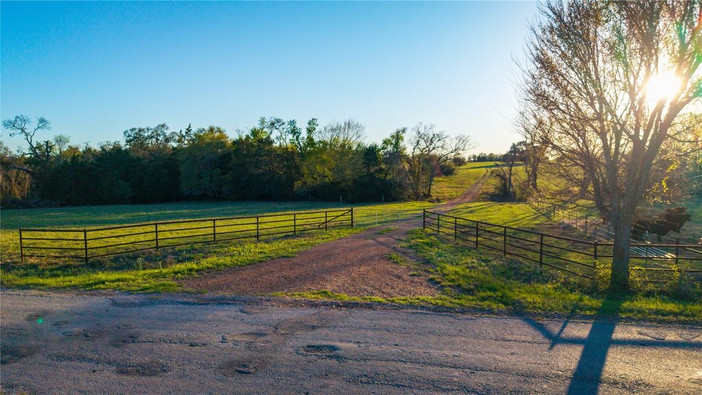 1700 County Road 216, Giddings