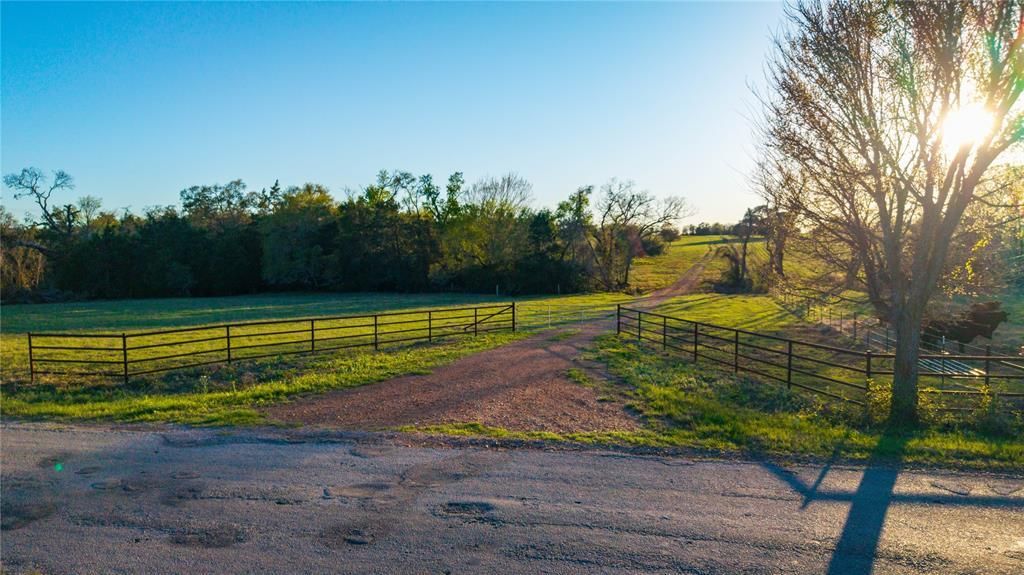 1700 County Road 216, Giddings