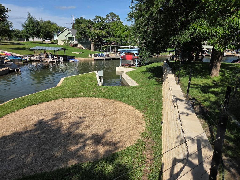203 W Lakeshore Drive, Sunrise Beach