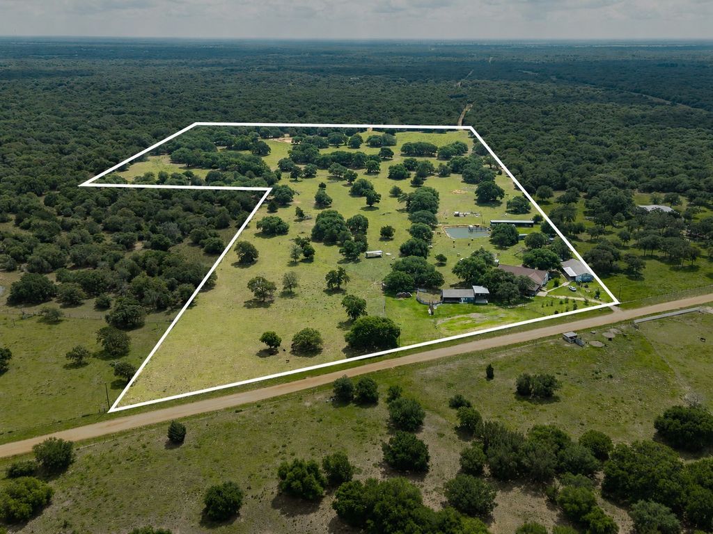 1009 Private Road 1024, Hallettsville
