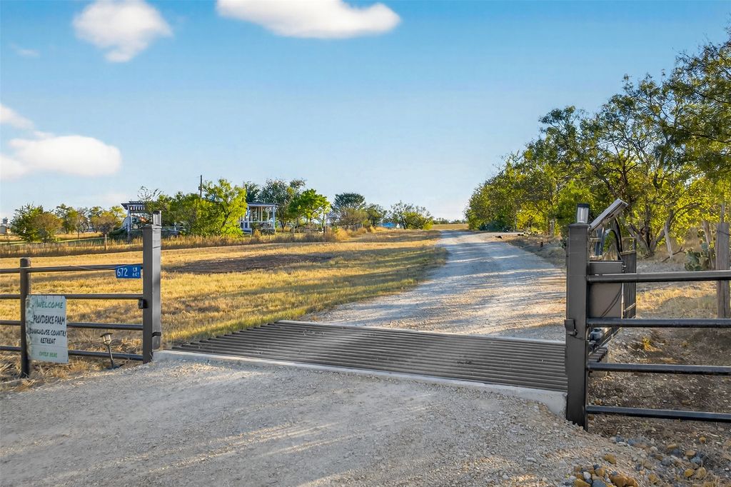 672 County Road 447, Waelder