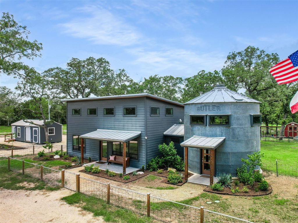 226 Stolle Lane, Flatonia
