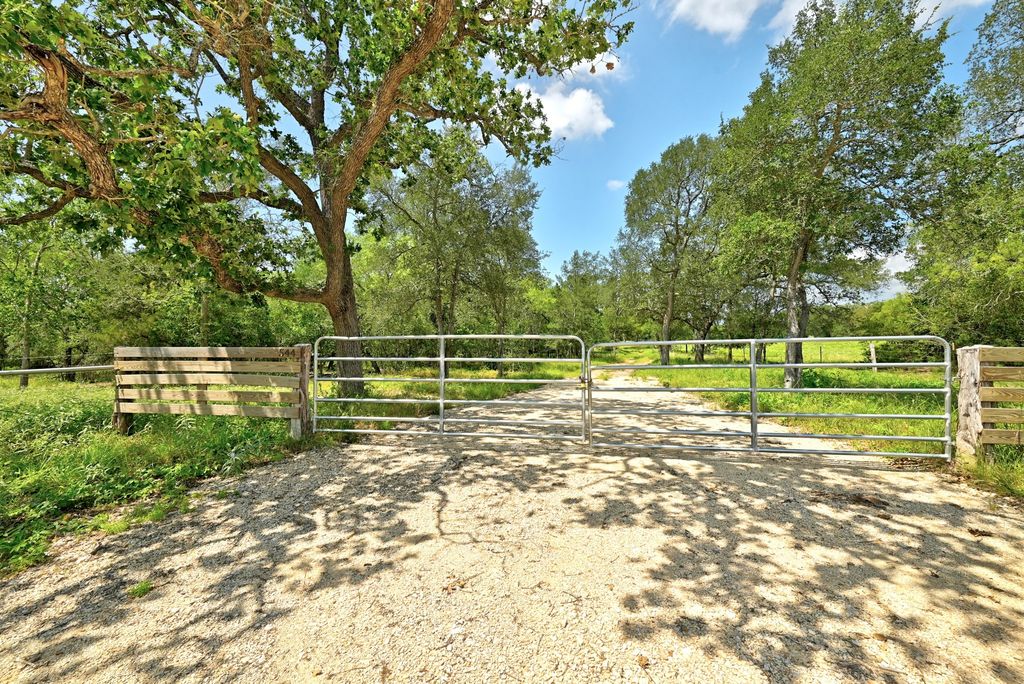 544 Coastal Lane, Luling