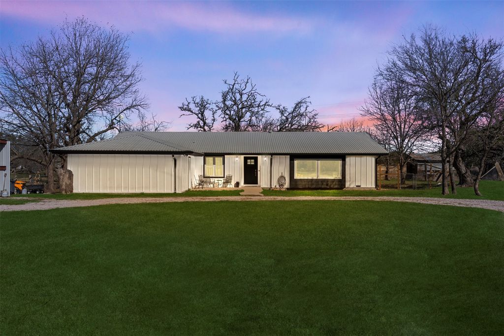 1272 County Road 2102, Lometa