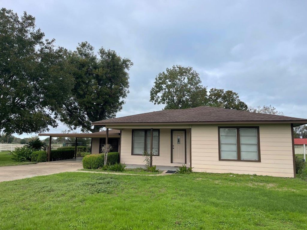 741 Muzny Lane, La Grange