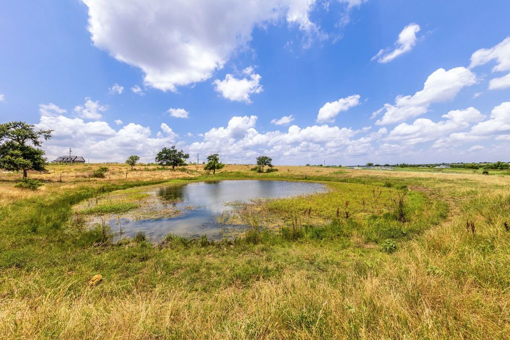 1997 County Rd 464, Coupland