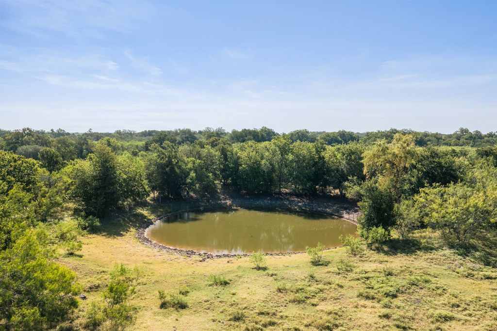 625 Callihan Road, Luling