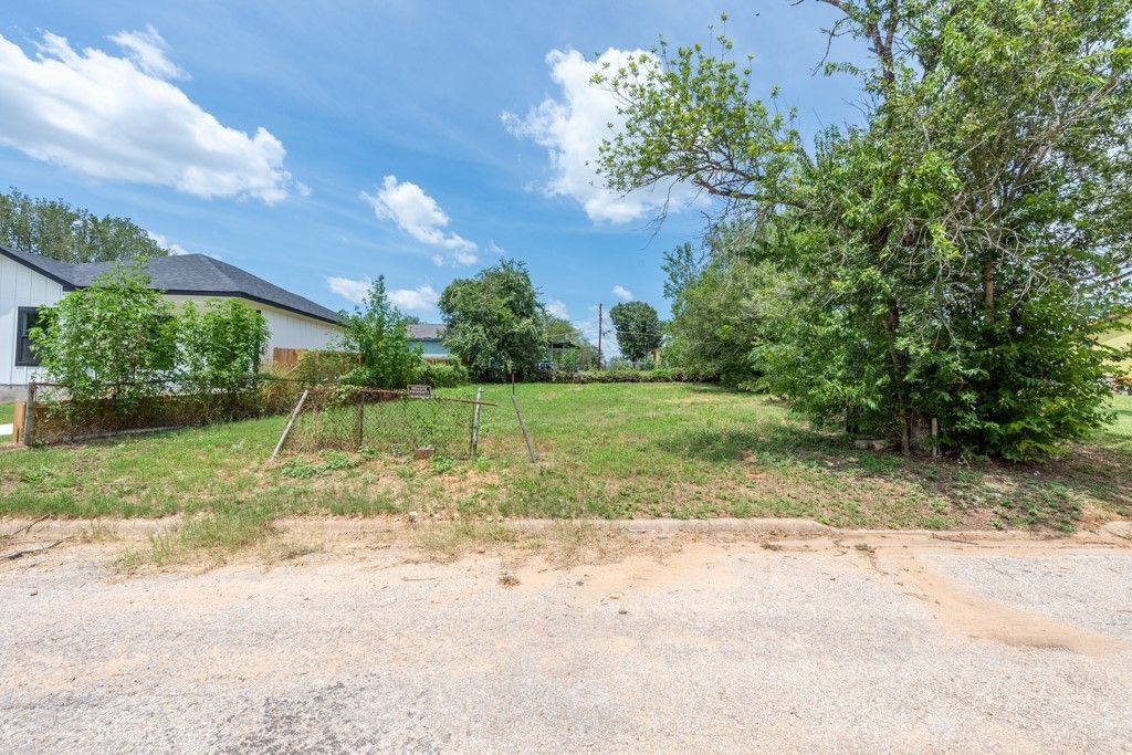 112 Field Street, Luling