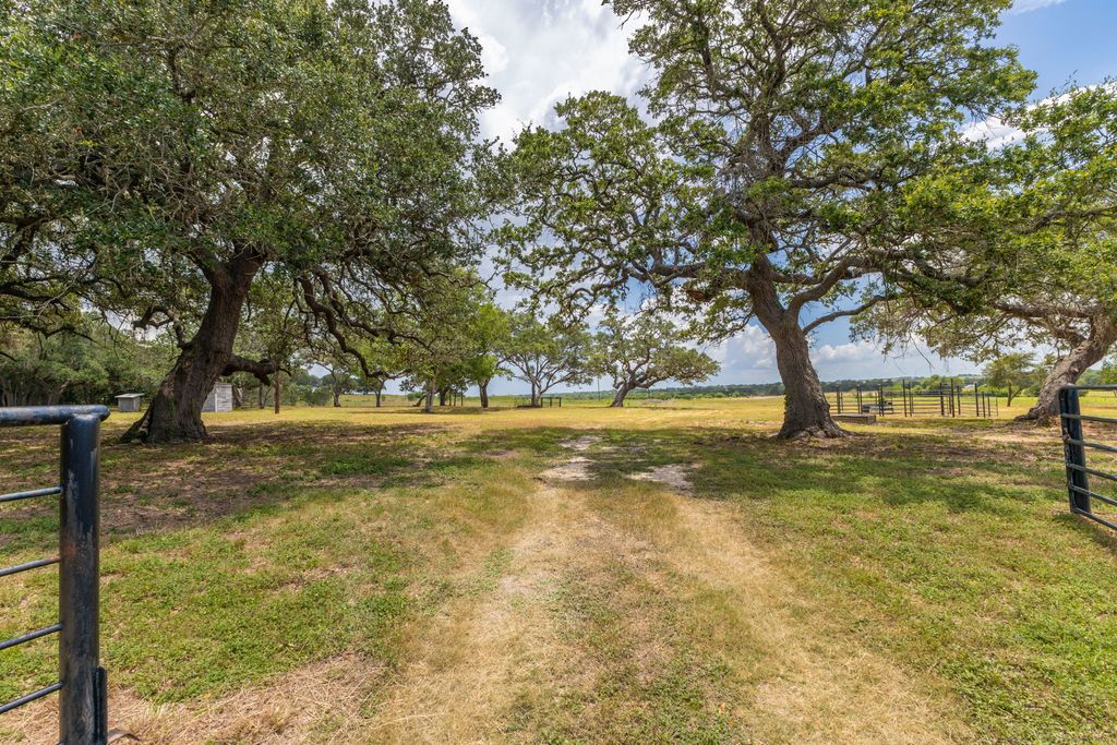 2160 (tract #5) Baca Loop, Flatonia
