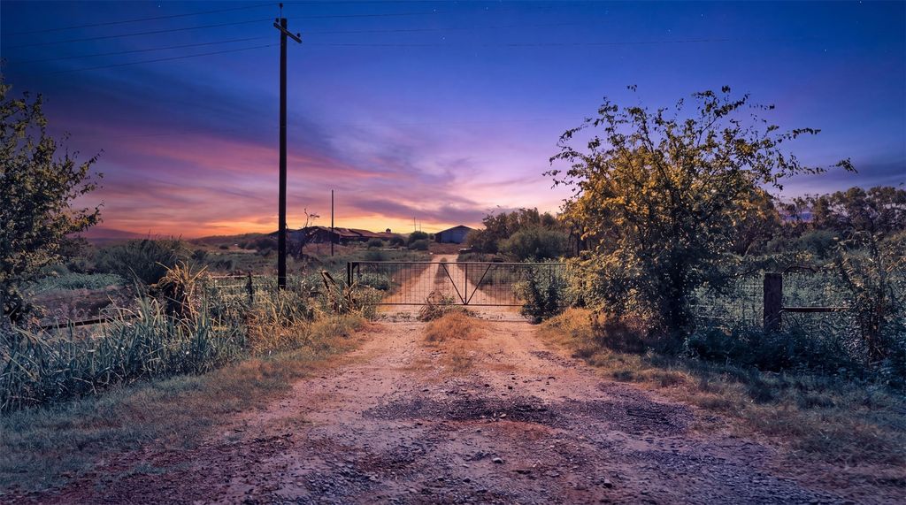 1892 State Highway 304, Gonzales