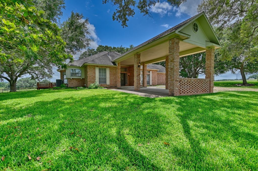 1552 Holub Road, Schulenburg