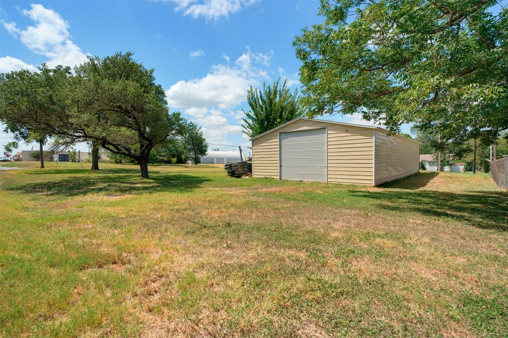 127 E Davilla Avenue, Rockdale
