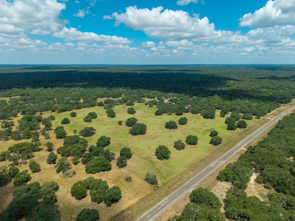 10338 Fm 2437, Hallettsville