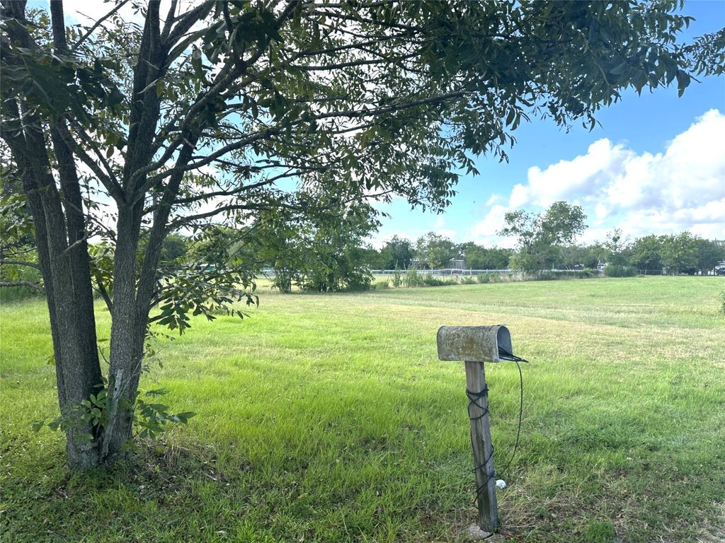 1112 Old Nails Creek Road, Giddings