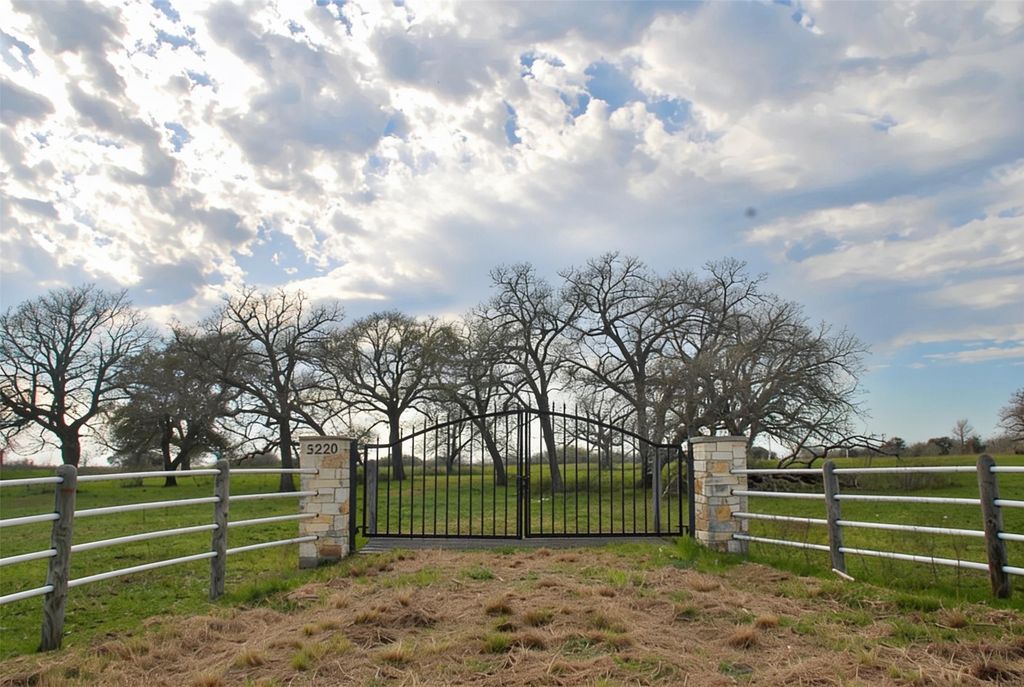 15220 N State Highway 95, Flatonia