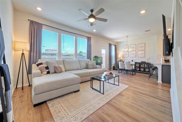 13216 Nancy Reagan Street, Manor