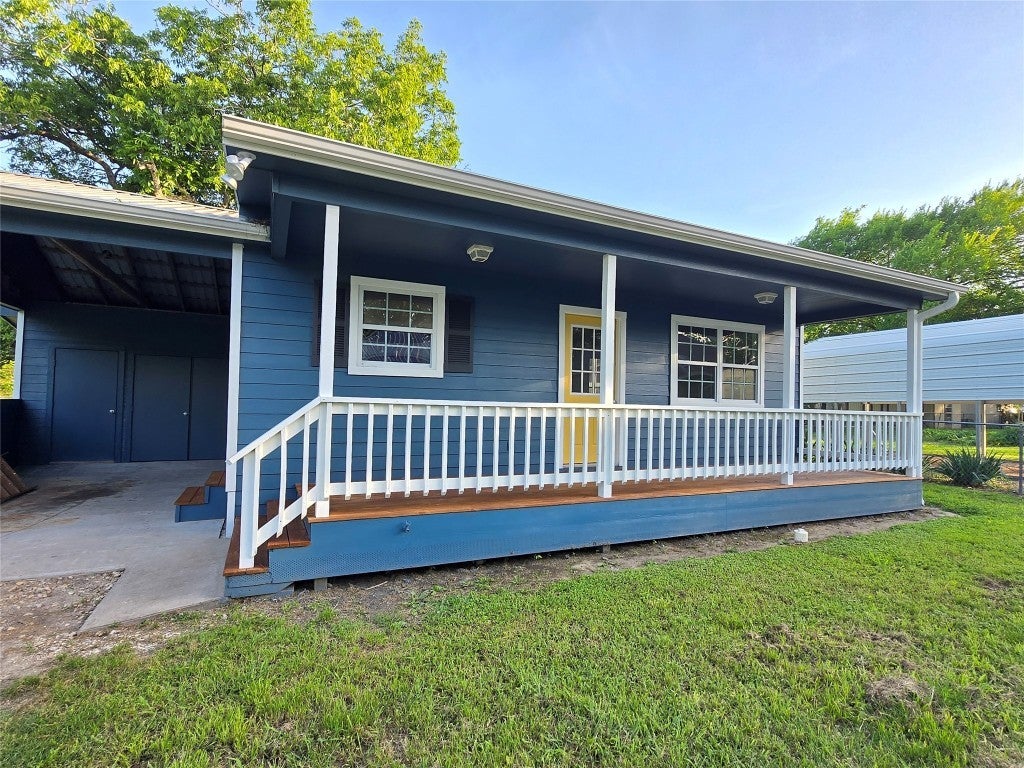 411 W 4th St #a, Flatonia