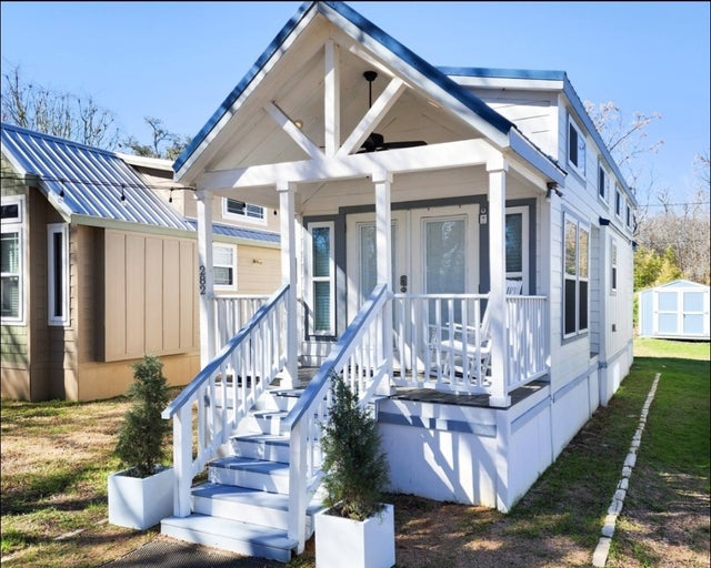 282 Park Avenue, Staples