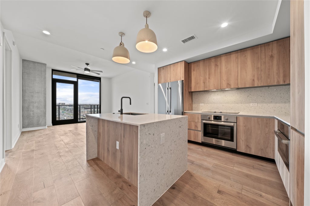 84 East Avenue 2003, Austin