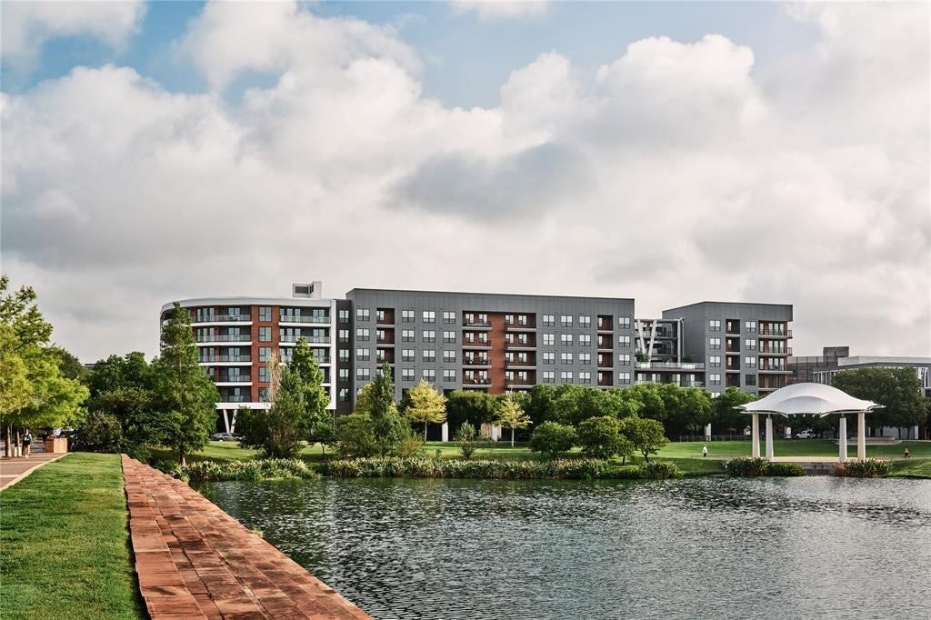 Photo of Listing #1815569