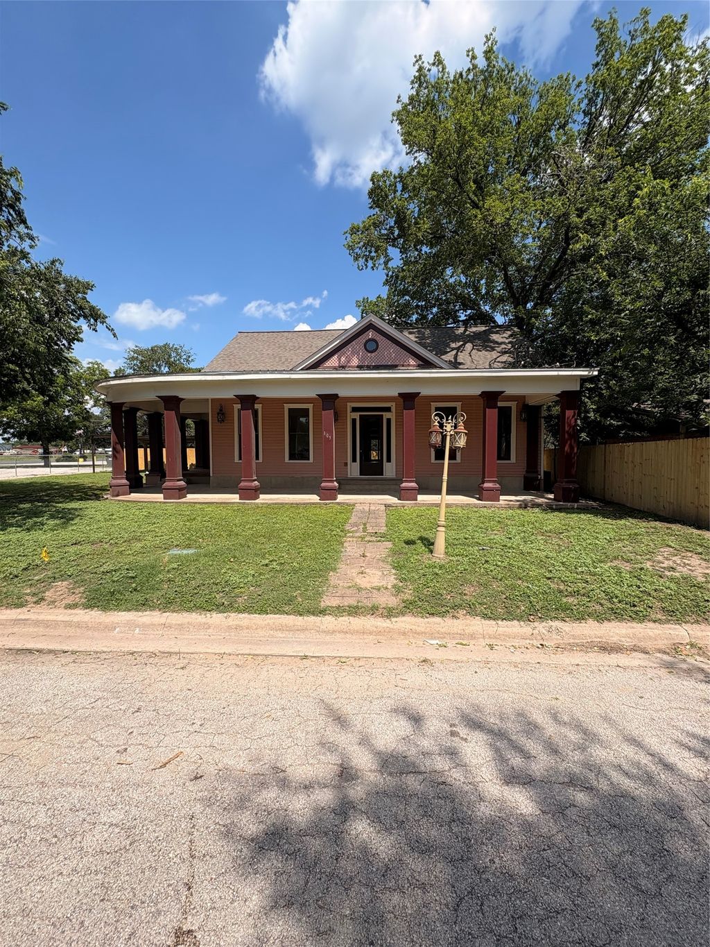 105 S Cedar Street, Luling