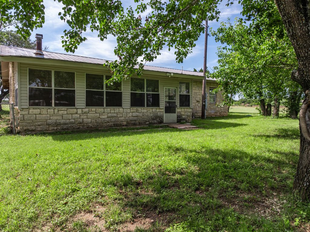 199 Apache Springs Road, Briggs