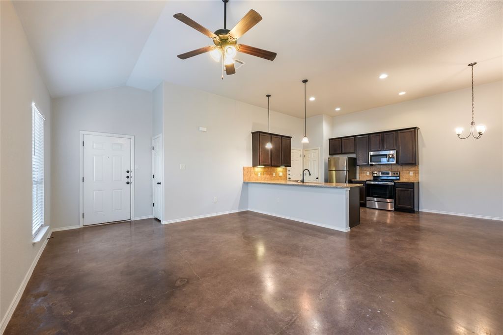 265 Joanne Loop B, Buda
