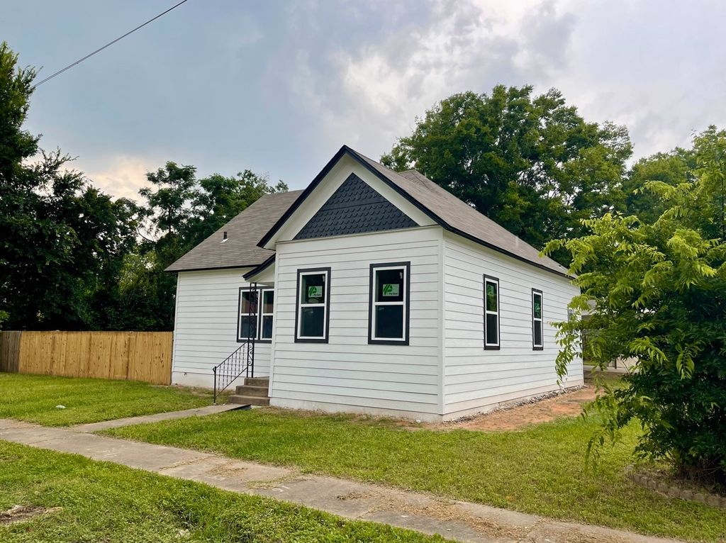 806 Central Avenue, Cameron