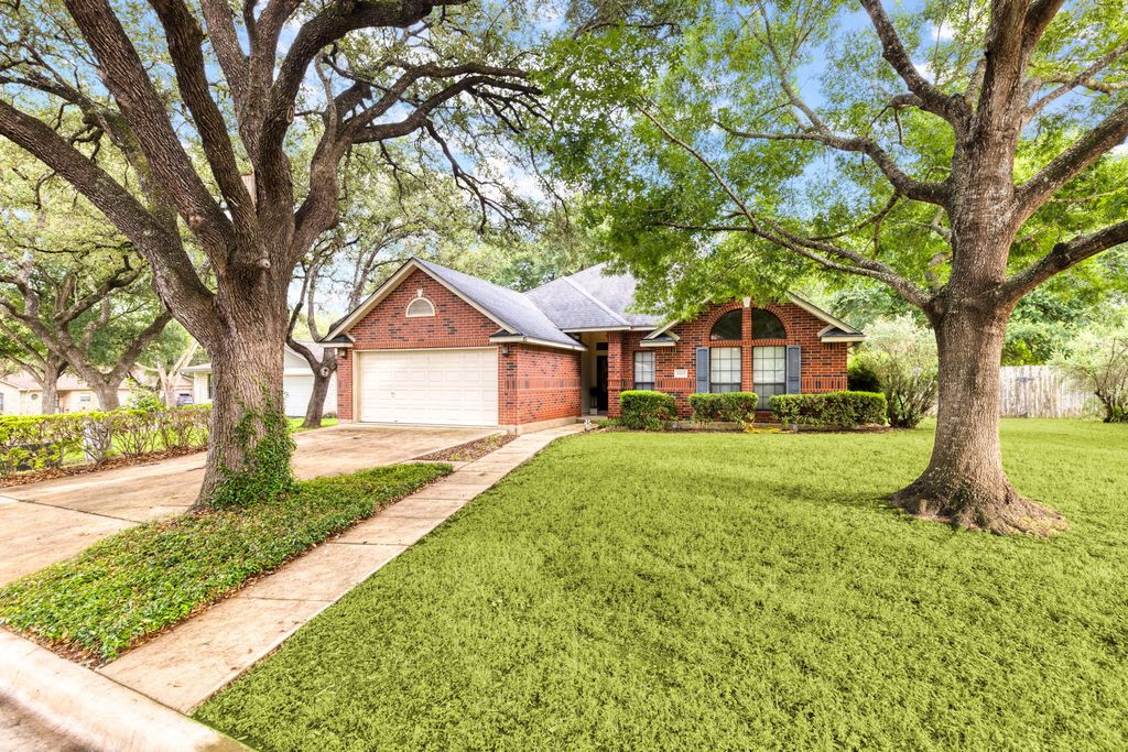 1502 Oak Knoll Lane, Lockhart