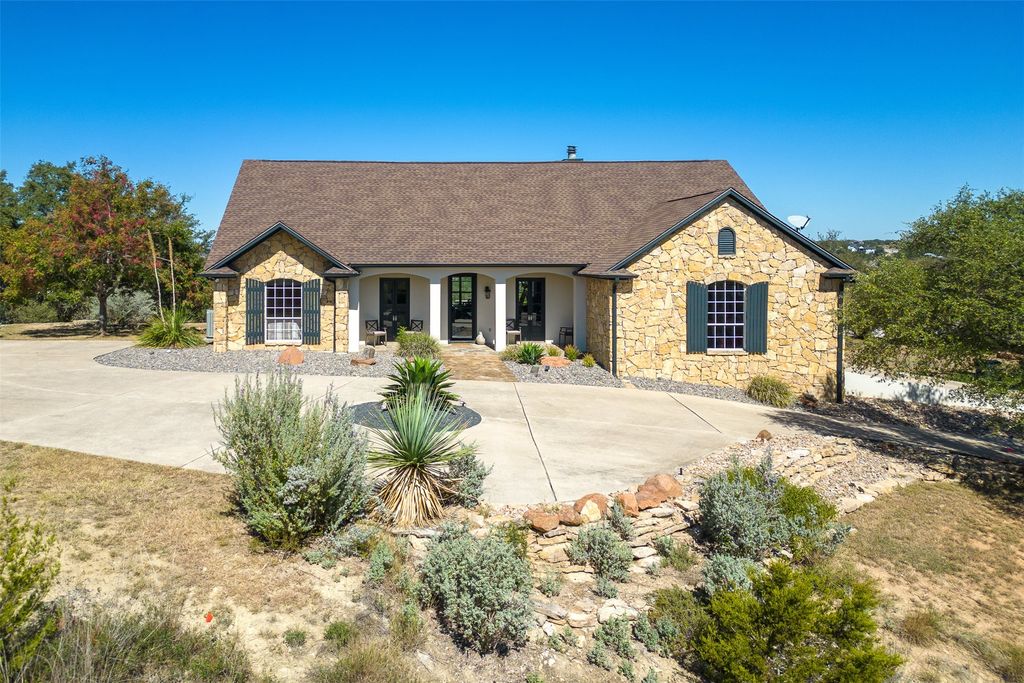 702 E Summit Drive, Spicewood