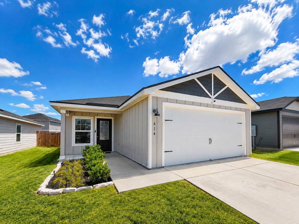 614 Aplite Pass, Maxwell