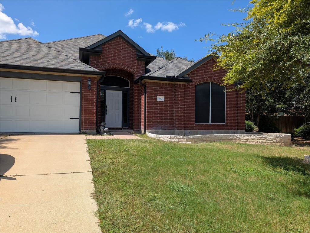 352 Sweet Gum, Kyle