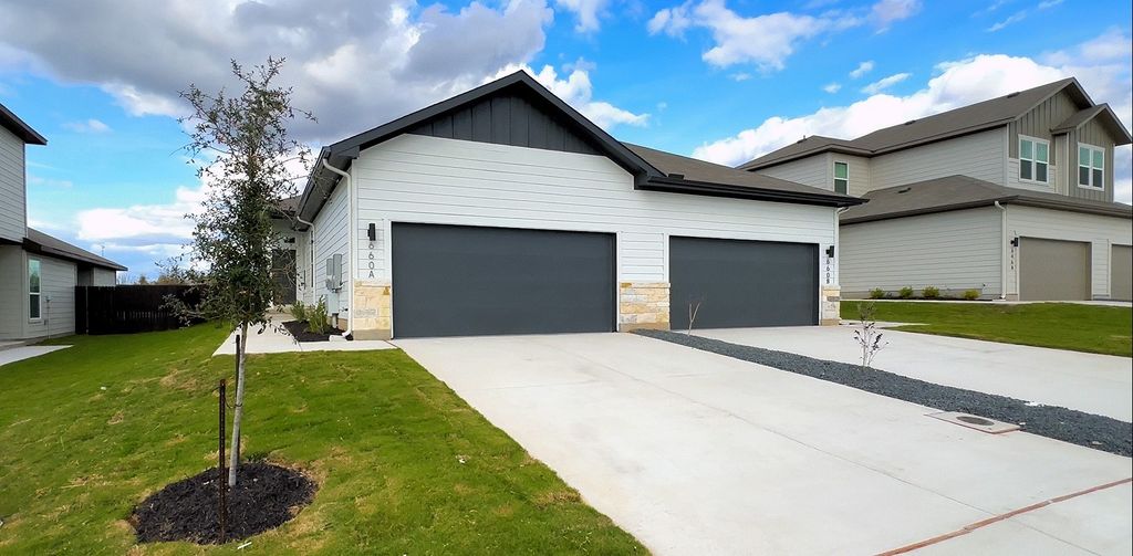 1020 Staglin Street A, Buda