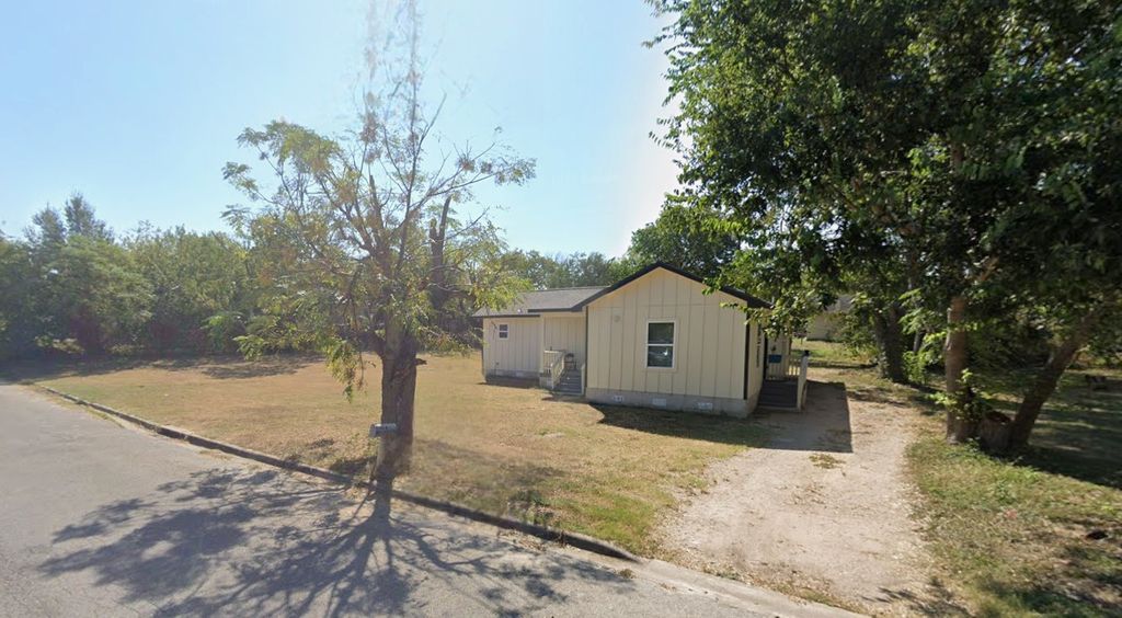 904 Austin Street E, Luling