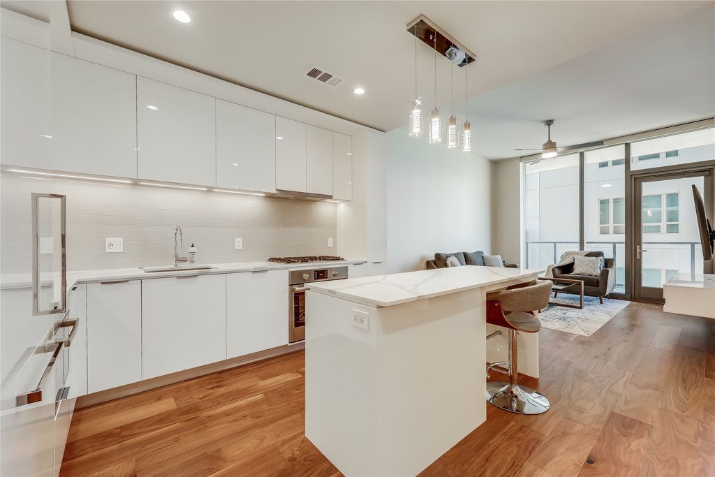 44 East Avenue 2303, Austin