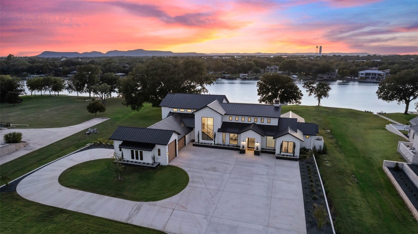 Kingsland TX Waterfront Homes For Sale on Lake LBJ