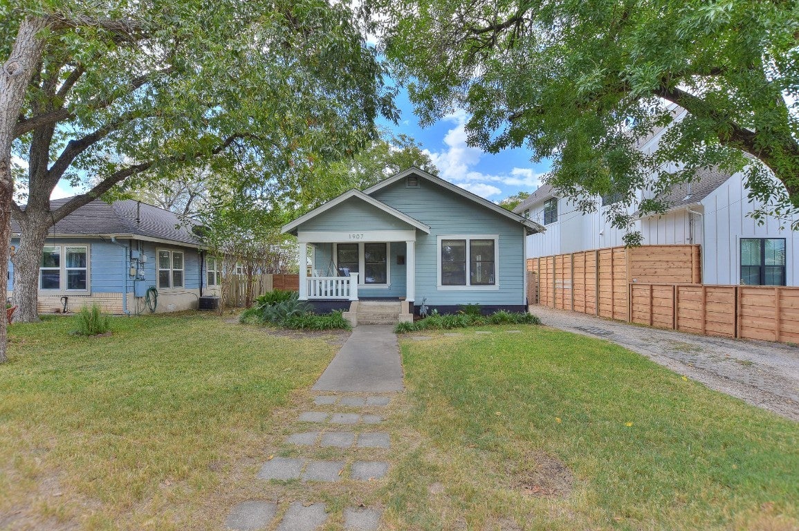 1907 Tillotson Avenue on in Austin MLS® 6412109 Listed for 650000