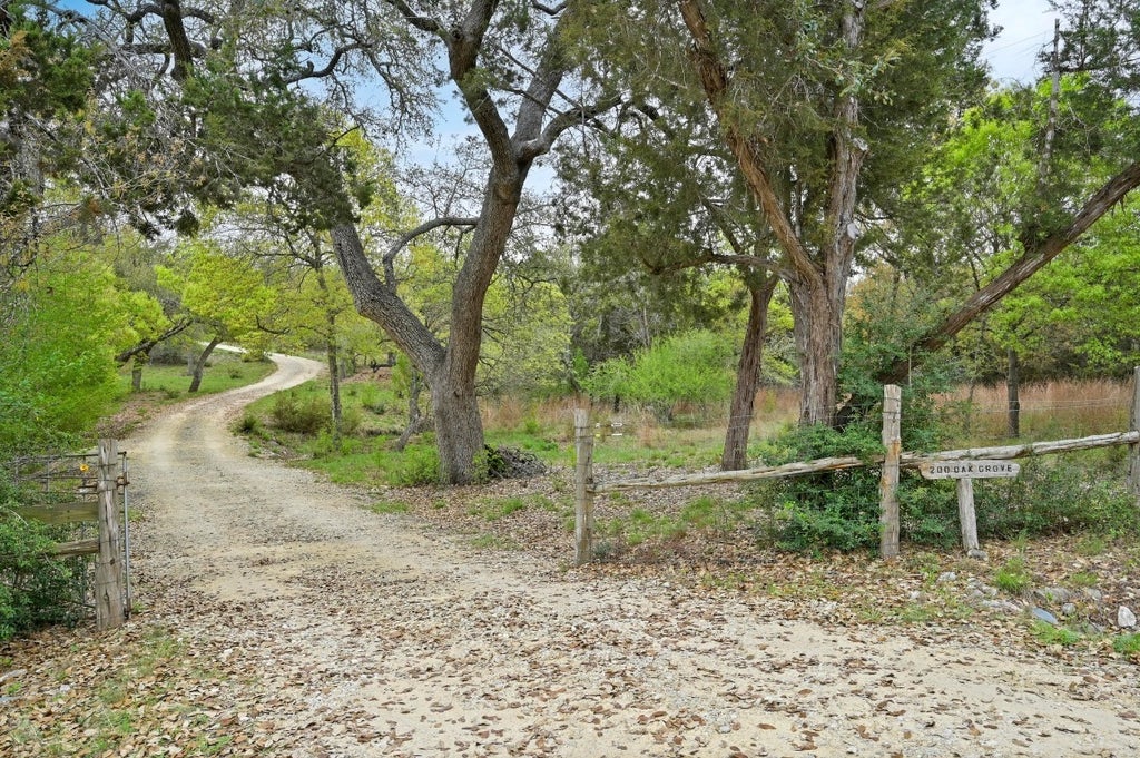 200 Oak Grove Drive, Dripping Springs