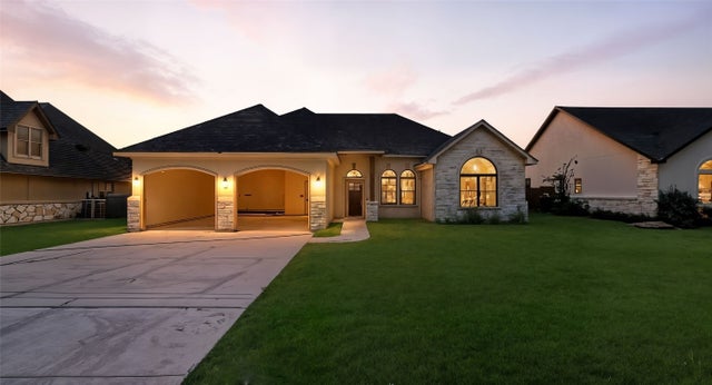 301 Live Oak Street, Gonzales